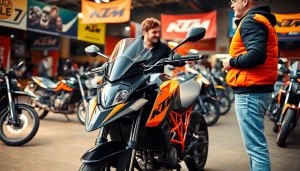 Motorrad ankauf – Hell erleuchtete KTM in einem belebten Verkaufsumfeld mit freundlichem Verkäufer.