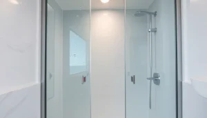 Die duschkabine 100x100 im eleganten Badezimmer mit modernen Glaswänden und stilvollen Armaturen.